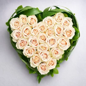 Сердце из кремовых роз - Купидон
